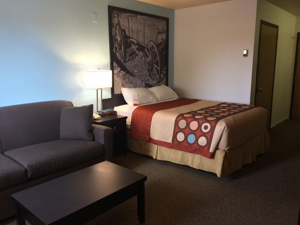 Super 8 By Wyndham Strathmore Εξωτερικό φωτογραφία