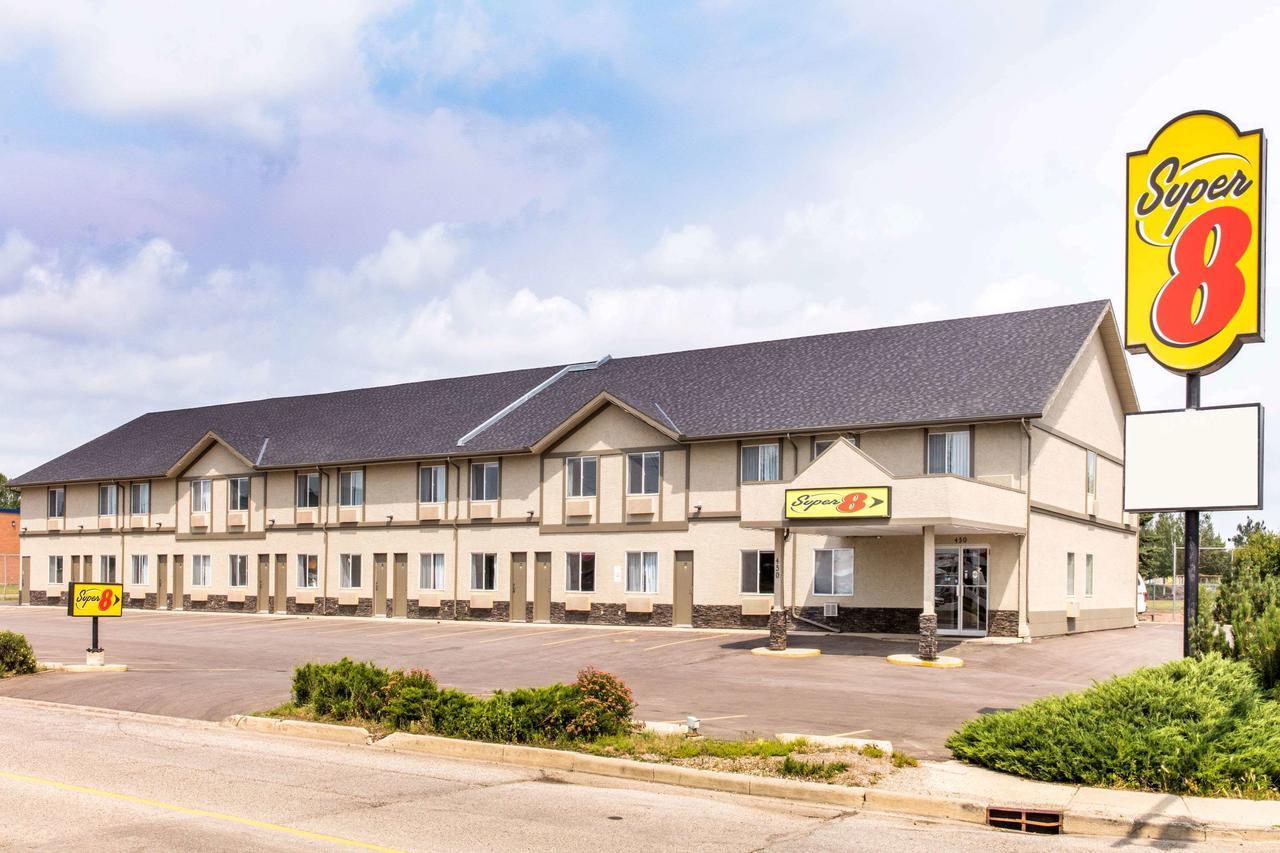 Super 8 By Wyndham Strathmore Εξωτερικό φωτογραφία