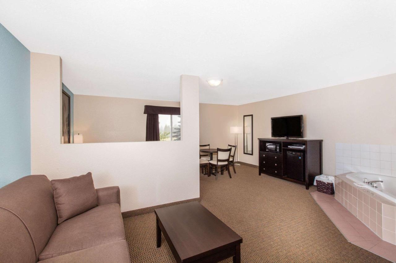 Super 8 By Wyndham Strathmore Εξωτερικό φωτογραφία