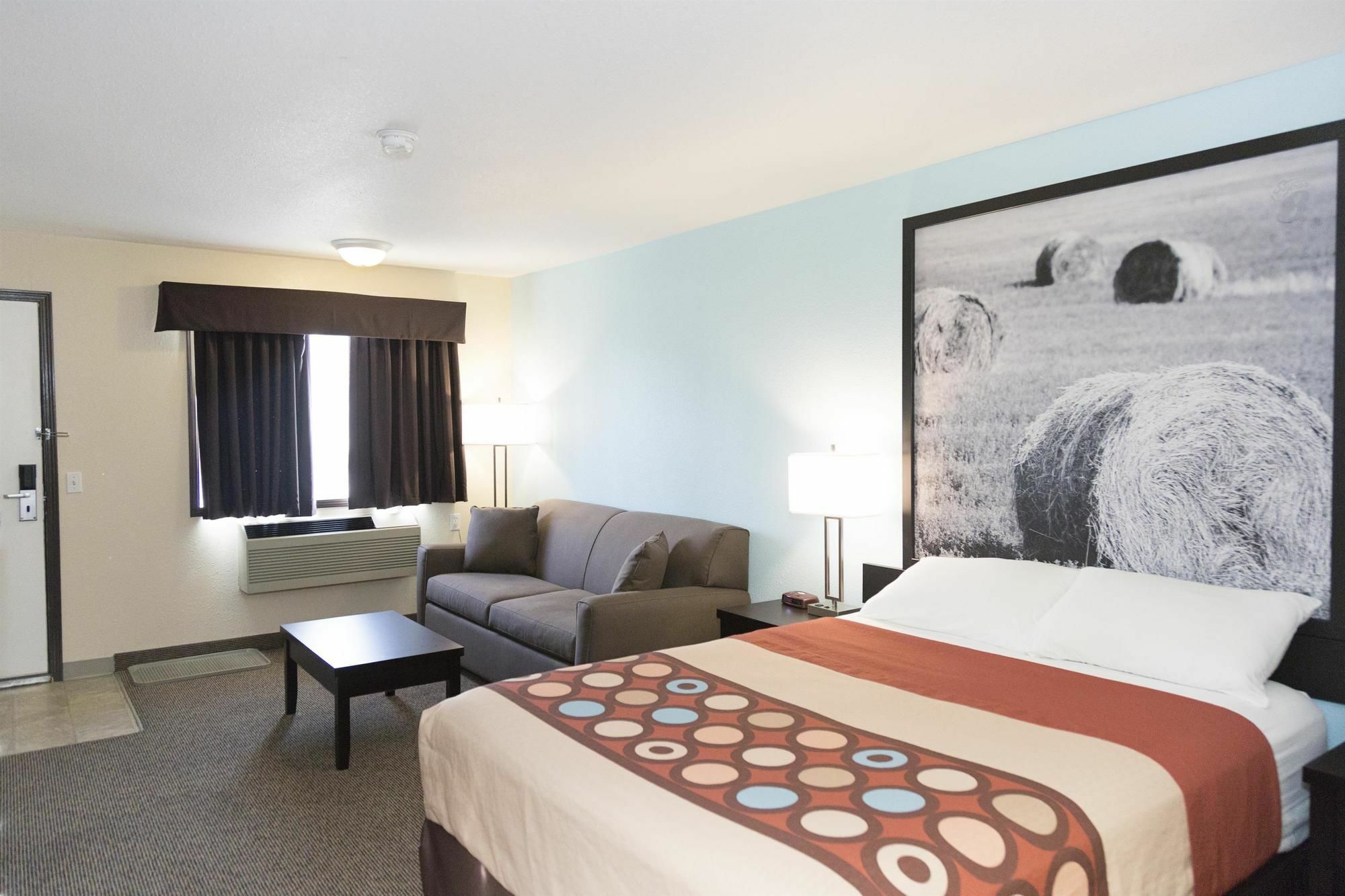 Super 8 By Wyndham Strathmore Εξωτερικό φωτογραφία