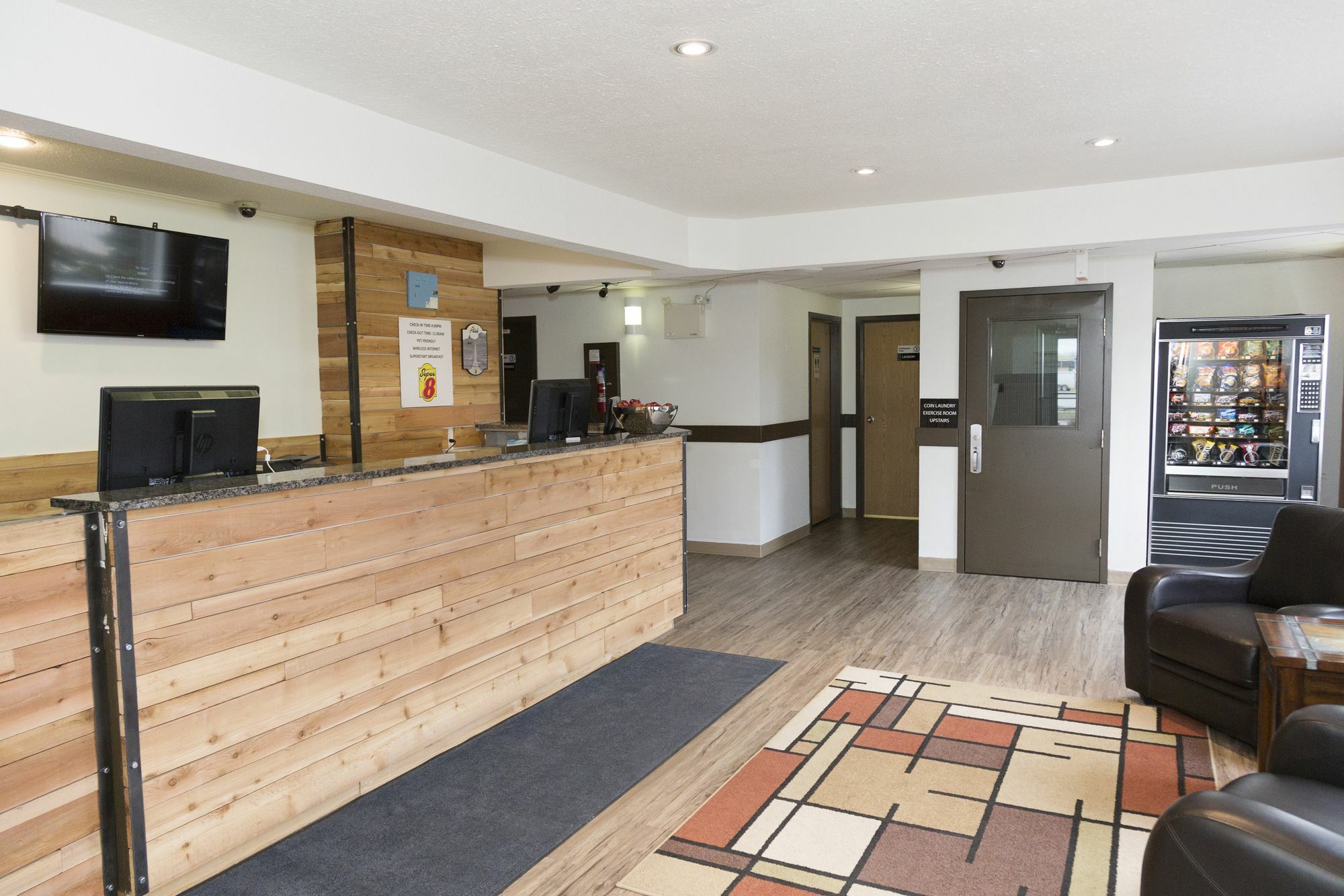 Super 8 By Wyndham Strathmore Εξωτερικό φωτογραφία