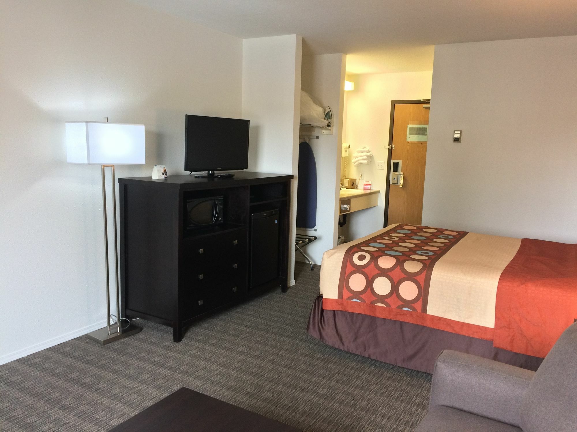 Super 8 By Wyndham Strathmore Εξωτερικό φωτογραφία